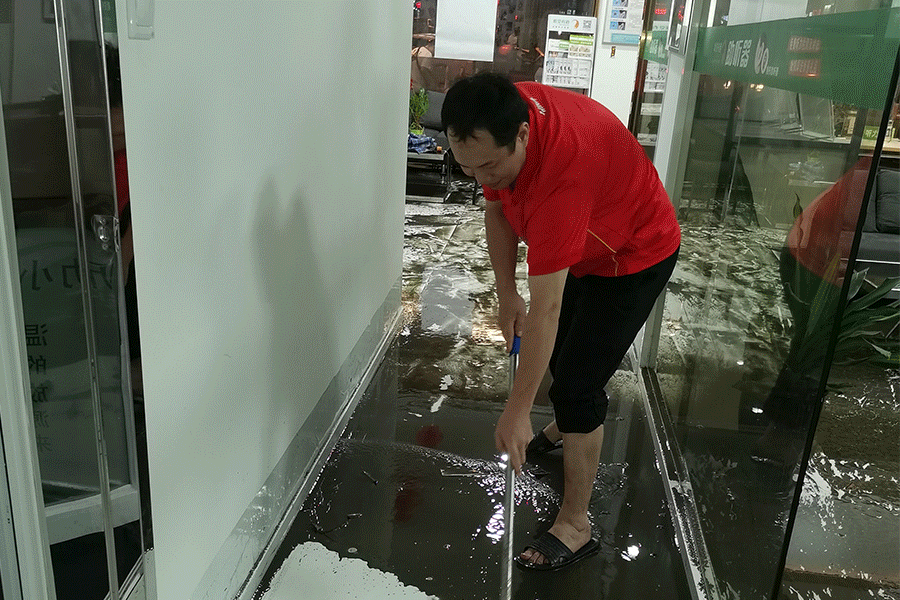 暴雨來襲，聽覺有道驗配師連夜搶救公司財產